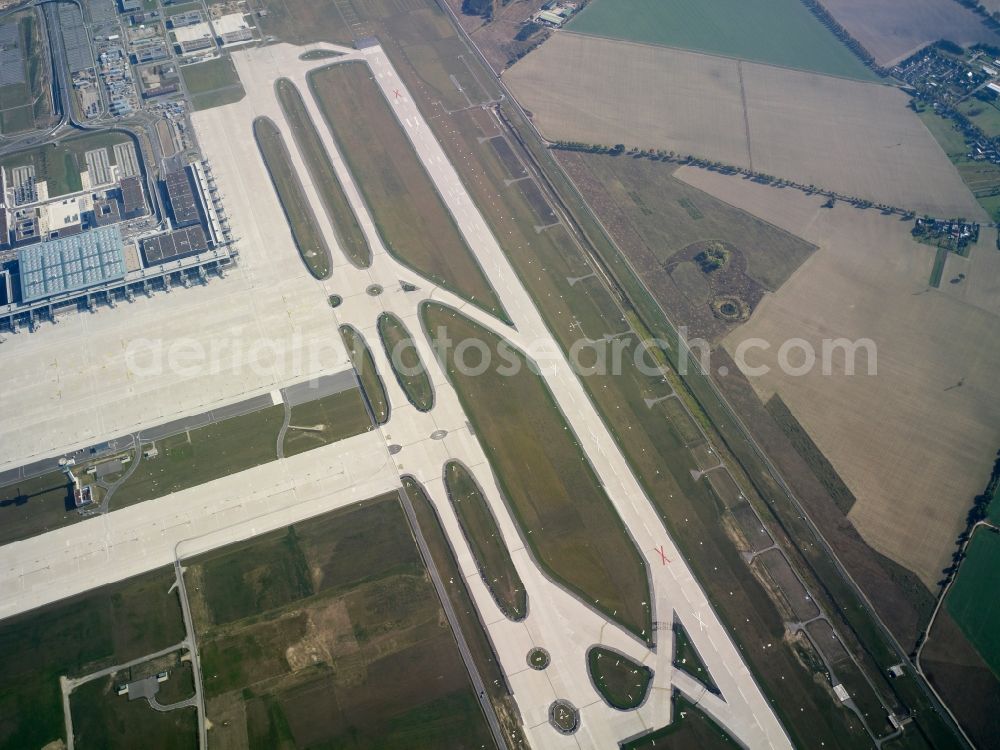 Aerial photograph Schönefeld - Runway and taxiways at the site of the new airport BER / BBI BERLIN BRANDENBURG AIRPORT Willi Brandt in Schoenefeld in Brandenburg