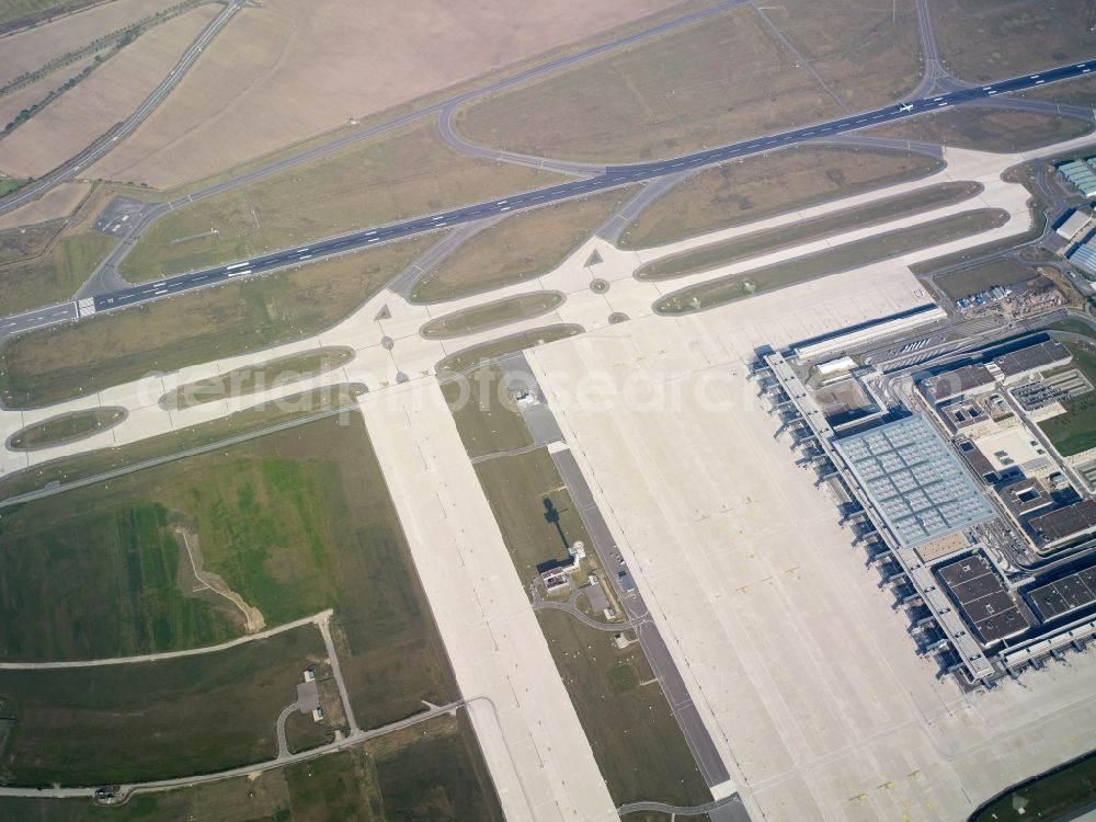 Aerial image Schönefeld - Runway and taxiways at the site of the new airport BER / BBI BERLIN BRANDENBURG AIRPORT Willi Brandt in Schoenefeld in Brandenburg