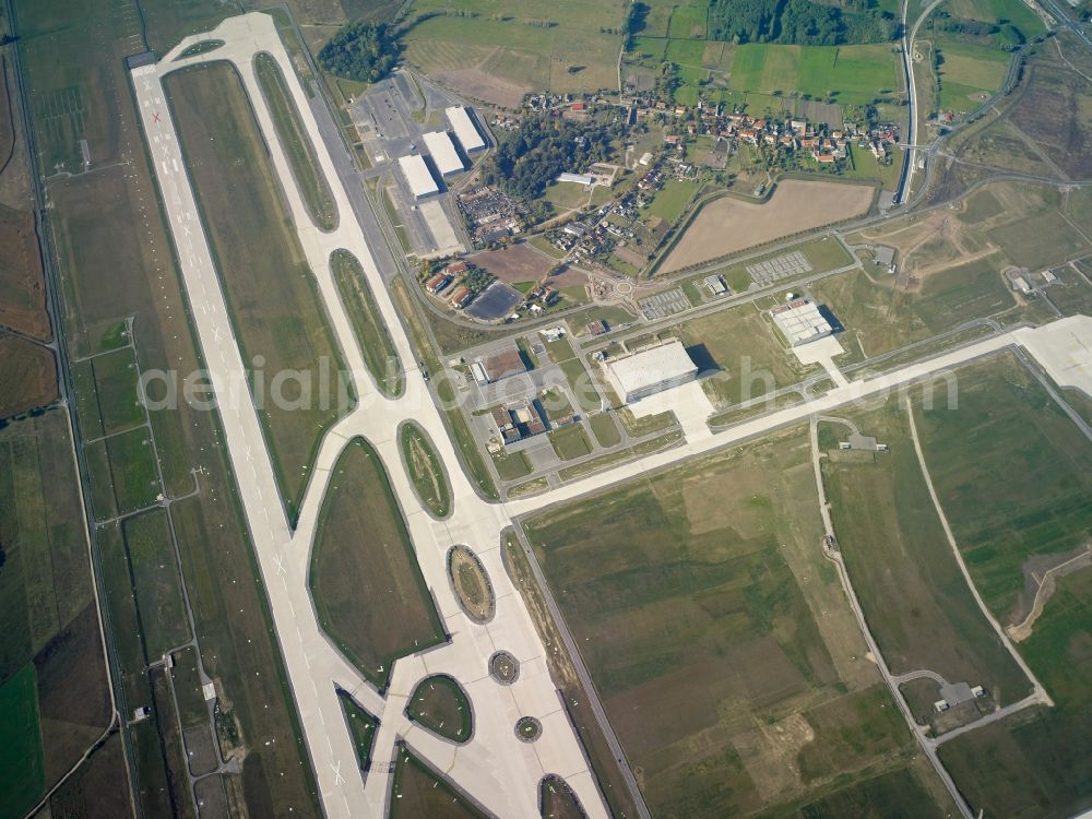 Aerial photograph Schönefeld - Runway and taxiways at the site of the new airport BER / BBI BERLIN BRANDENBURG AIRPORT Willi Brandt in Schoenefeld in Brandenburg