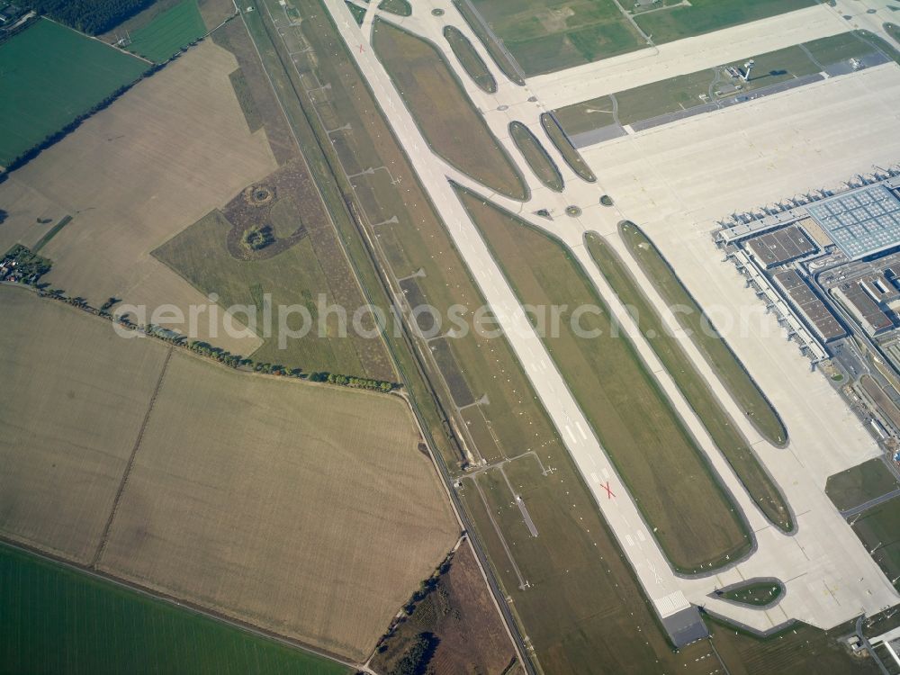 Aerial photograph Schönefeld - Runway and taxiways at the site of the new airport BER / BBI BERLIN BRANDENBURG AIRPORT Willi Brandt in Schoenefeld in Brandenburg