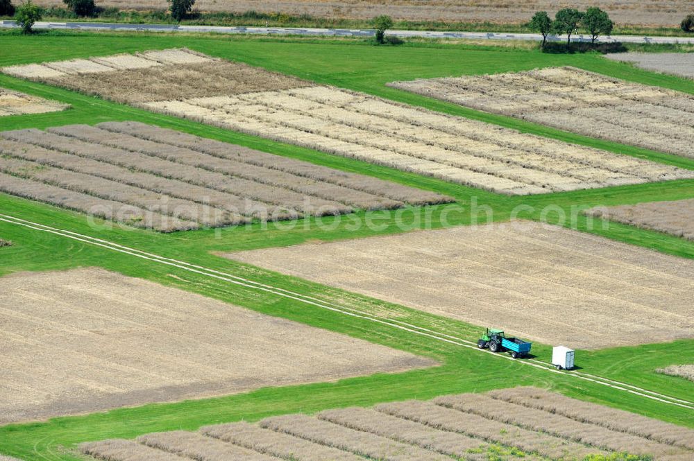 Walkendorf from above - Blick auf landwirtschaftliche Versuchsfelder bei Walkendorf in Mecklenburg Vorpommern. Bearbeitet werden verschiedene Parzellen für Zulassungsversuche im Pflanzenschutzbereich (GEP-Versuche). View of agricultural experimental fields at Walkendorf.