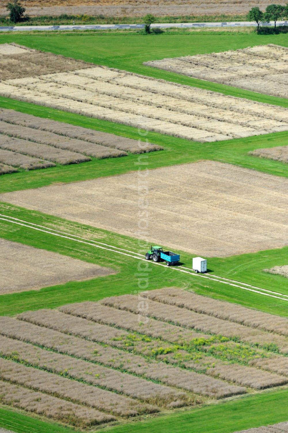 Walkendorf from the bird's eye view: Blick auf landwirtschaftliche Versuchsfelder bei Walkendorf in Mecklenburg Vorpommern. Bearbeitet werden verschiedene Parzellen für Zulassungsversuche im Pflanzenschutzbereich (GEP-Versuche). View of agricultural experimental fields at Walkendorf.