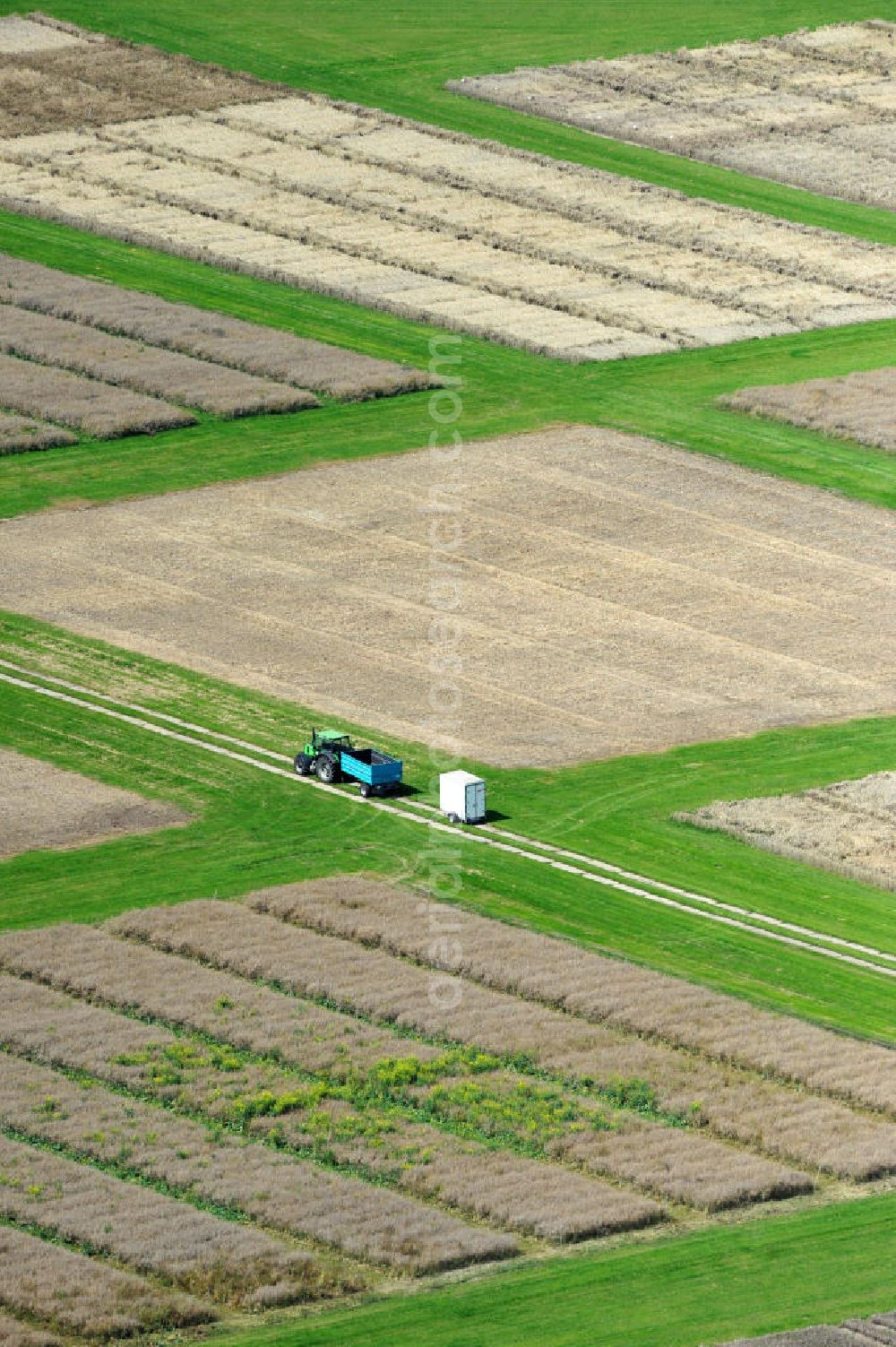 Aerial image Walkendorf - Blick auf landwirtschaftliche Versuchsfelder bei Walkendorf in Mecklenburg Vorpommern. Bearbeitet werden verschiedene Parzellen für Zulassungsversuche im Pflanzenschutzbereich (GEP-Versuche). View of agricultural experimental fields at Walkendorf.