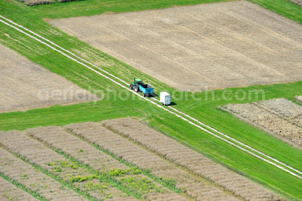 Aerial photograph Walkendorf - Blick auf landwirtschaftliche Versuchsfelder bei Walkendorf in Mecklenburg Vorpommern. Bearbeitet werden verschiedene Parzellen für Zulassungsversuche im Pflanzenschutzbereich (GEP-Versuche). View of agricultural experimental fields at Walkendorf.