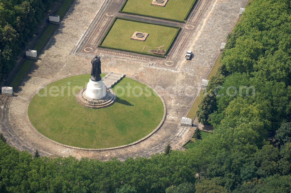 Aerial image Berlin - Blick auf das Zentrum des Sowjetischen Ehrenmals, der Skulptur des Befreiers. Diese besteht aus dem Ehrenhügel, der darin befindlichen Kuppel, die als Mausoleum dient, sowie der Statue eines Soldaten der Roten Armee. Inspiriert ist die Statue durch die angebliche Tat eines Sowjetsoldaten, der unter Beschuss ein kleines Mädchen retten konnte. Das gesamte Ehrenmal wurde 1949 errichtet und befindet sich im Treptower Park, erreichbar über die beiden Eingänger am Treptower Park und der Puschinallee.