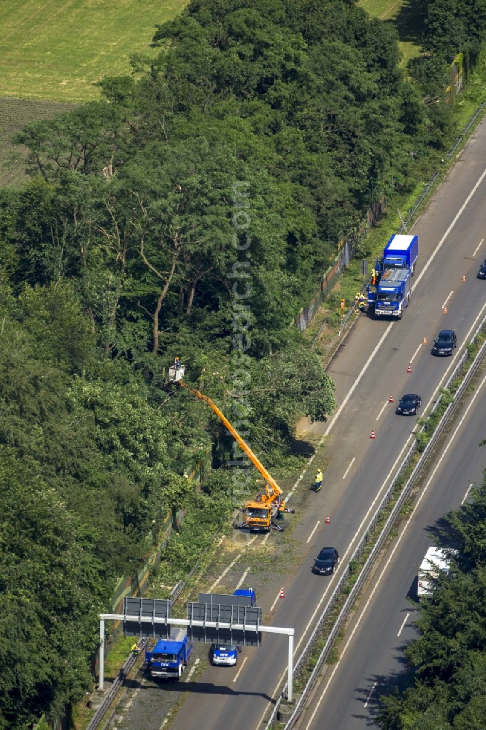 Aerial photograph Recklinghausen - Traffic jam on the motorway A43 towards Herne Pattern Recklinghausen due to storm damage with relief efforts by the Agency for Technical Relief THW in the state North Rhine-Westphalia