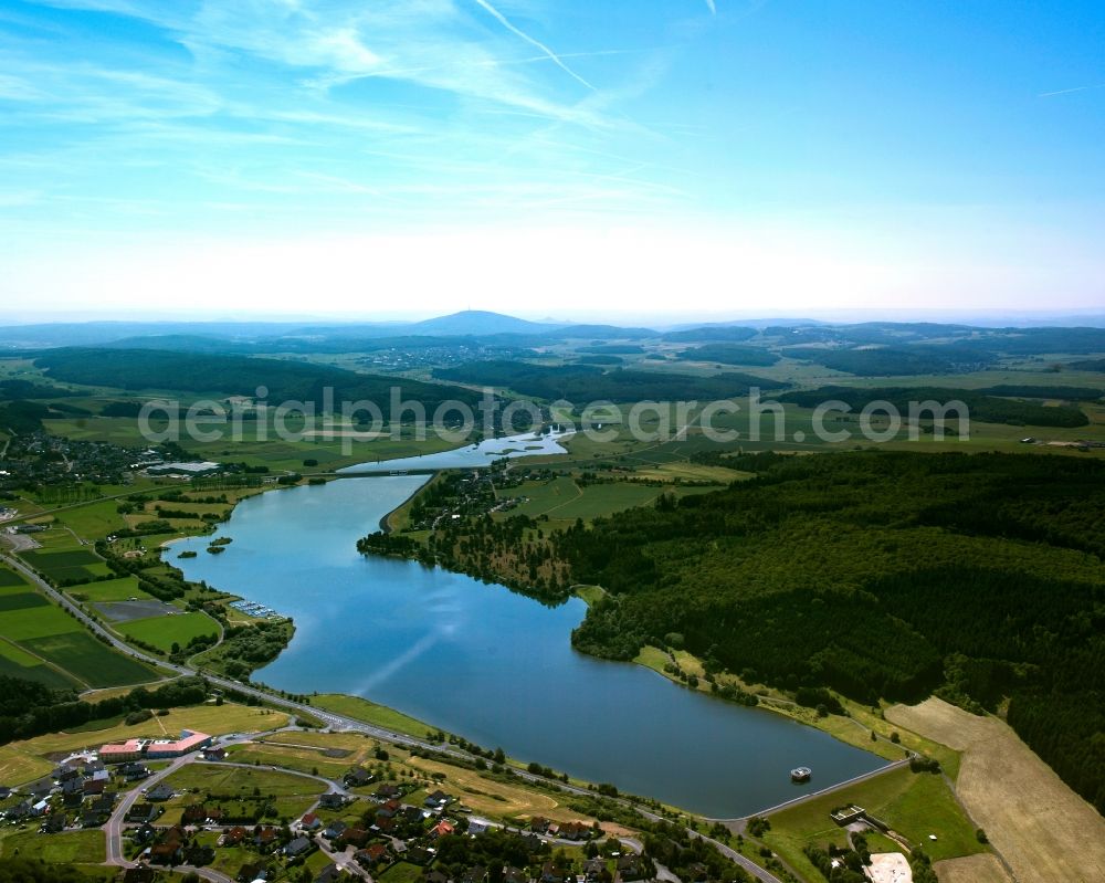 Bischoffen from the bird's eye view: Impoundment and shore areas at the lake Aartalsperre in the district Ahrdt in Bischoffen in the state Hesse, Germany