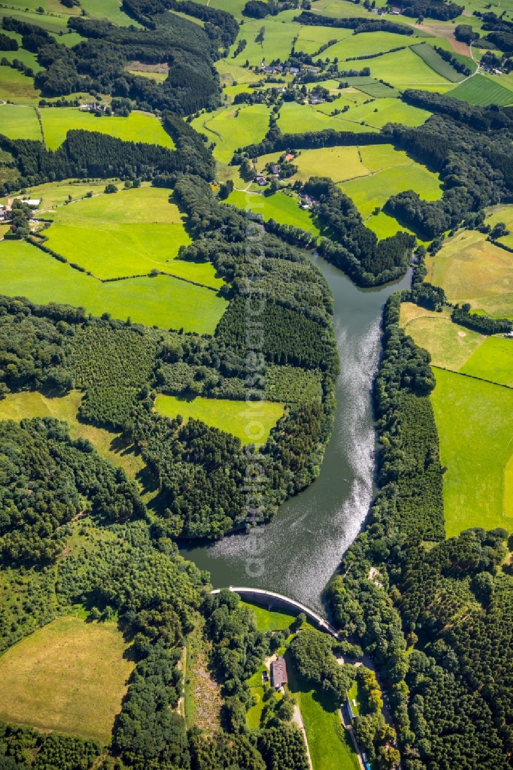 Breckerfeld from the bird's eye view: Impoundment and shore areas at the lake Heilenbecker Talsperre in Breckerfeld in the state North Rhine-Westphalia, Germany