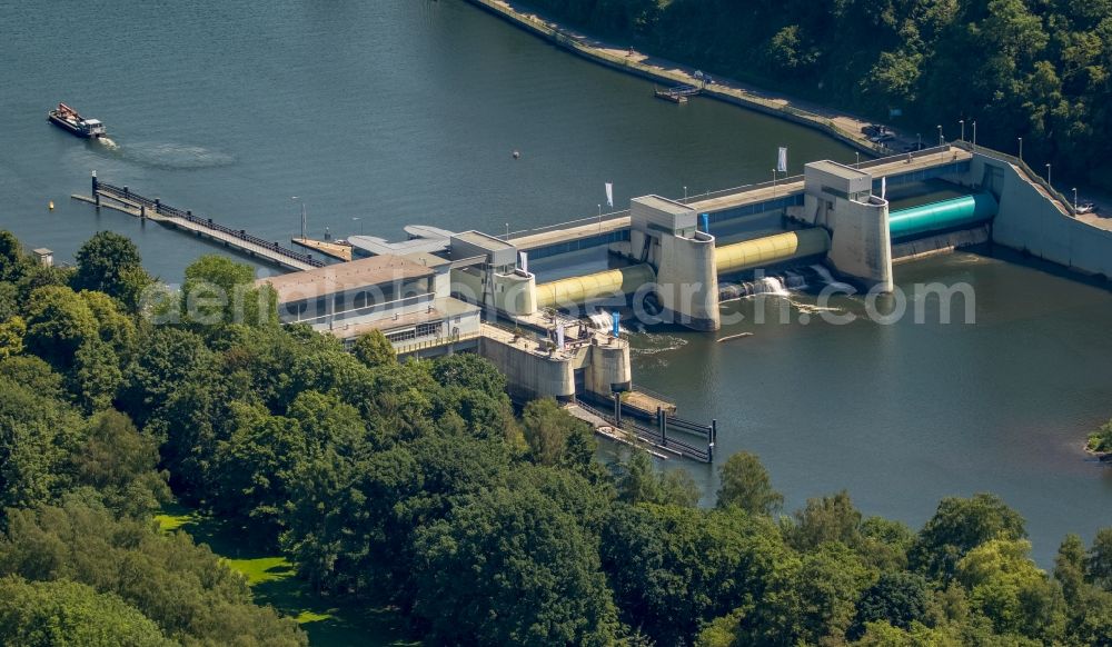 Aerial image Essen - Reservoirs and riparian areas at the lake Baldeney lake in Essen in North Rhine-Westphalia. Represent the dam is the Ruhrverband