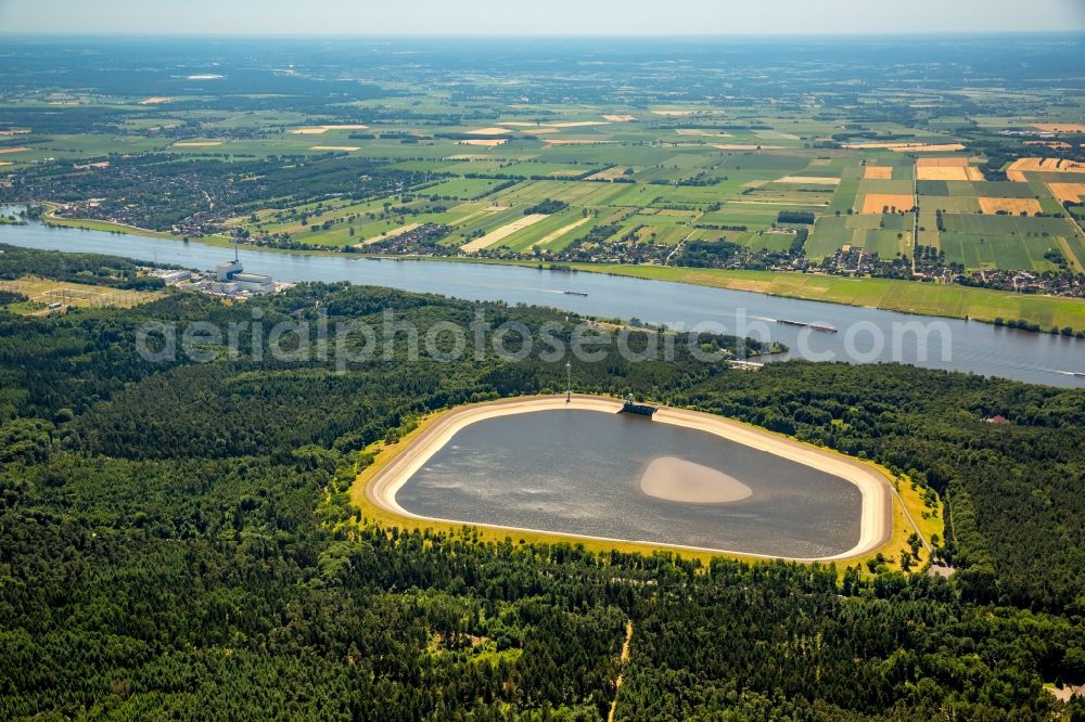 Geesthacht from the bird's eye view: Impoundment and shore areas at the lake an der Elbe in Geesthacht in the state Schleswig-Holstein