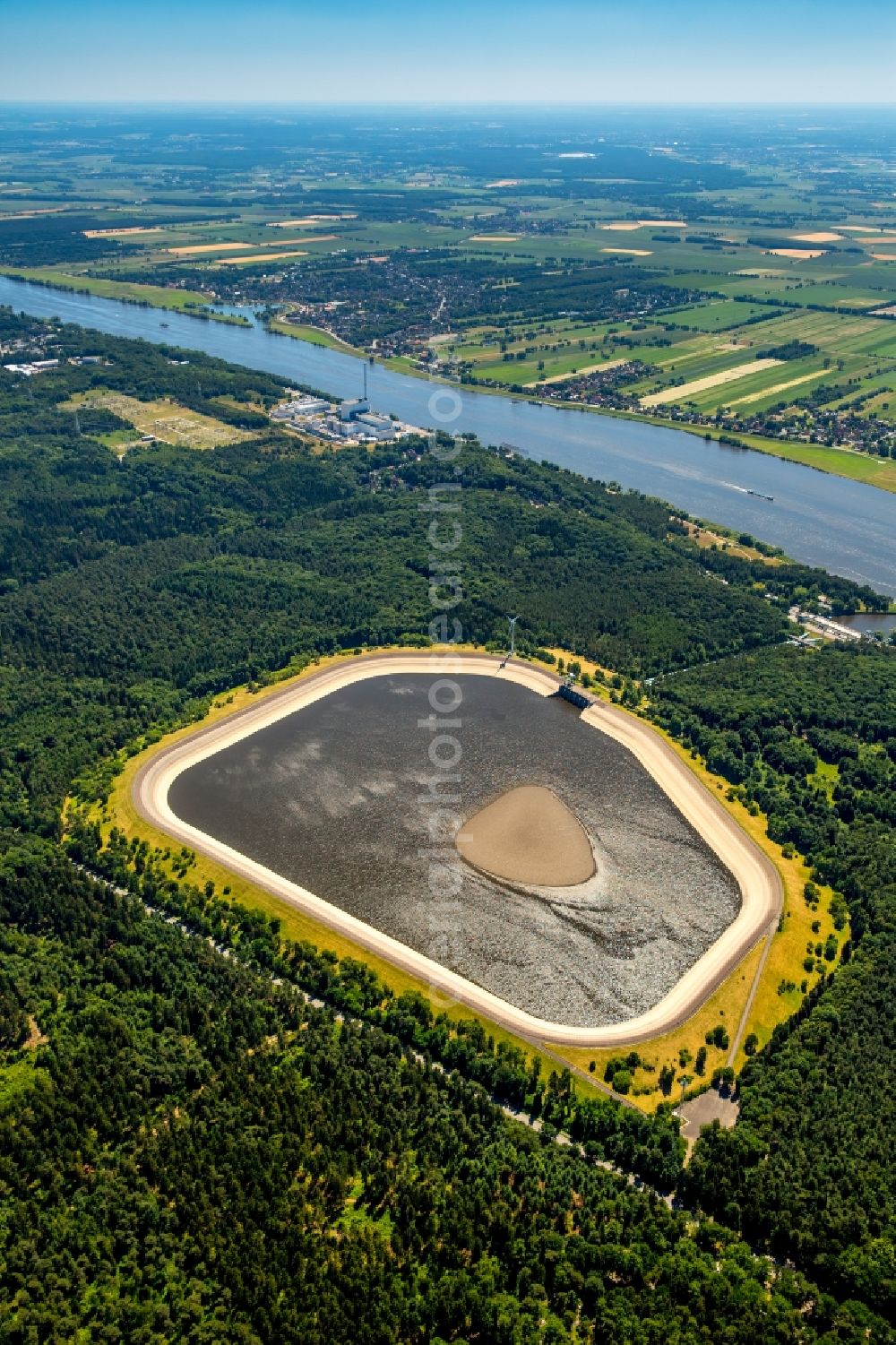 Aerial image Geesthacht - Impoundment and shore areas at the lake an der Elbe in Geesthacht in the state Schleswig-Holstein