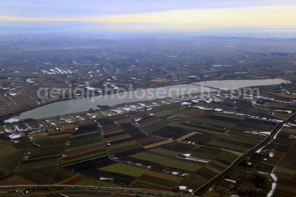 Ismaning from the bird's eye view: Shore areas at the lake Ismaninger Speichersee in Ismaning in the state Bavaria, Germany