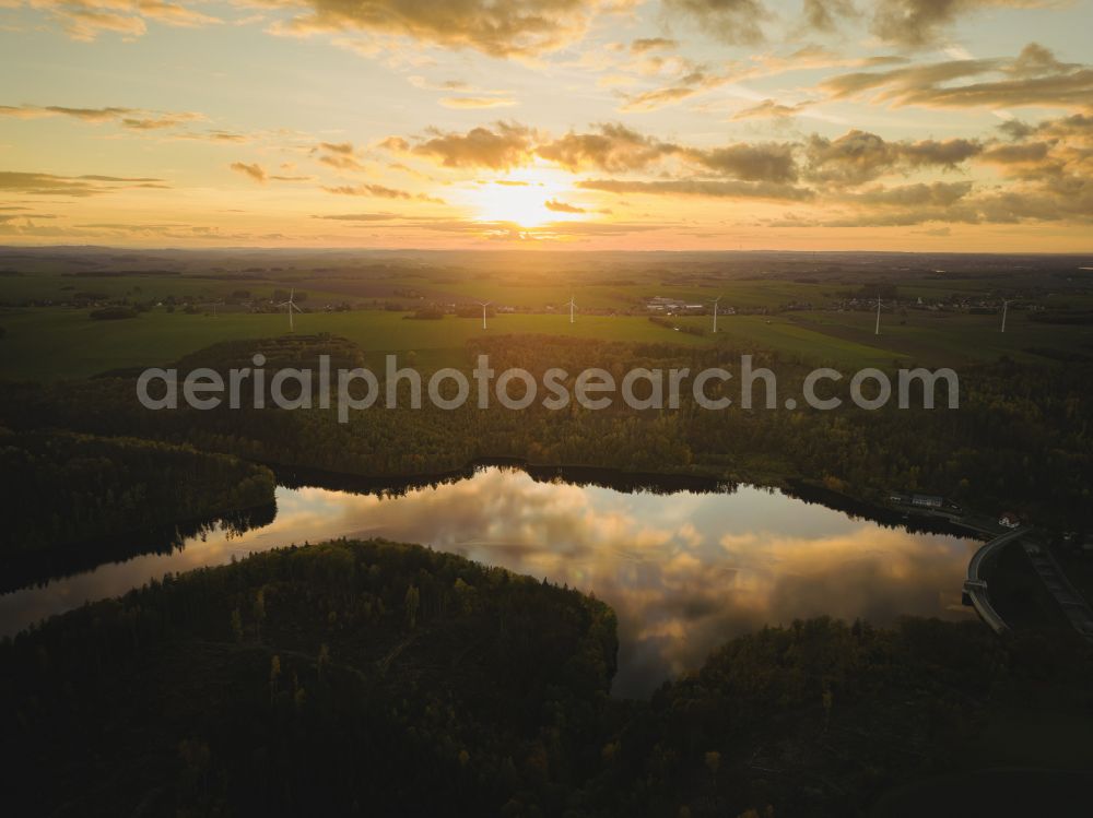 Klingenberg from the bird's eye view: Reservoir and shore areas at the reservoir of the dam in Klingenberg in the state of Saxony, Germany