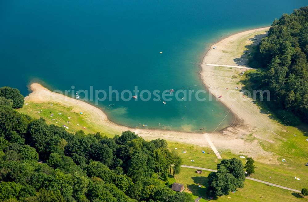 Aerial photograph Meschede - Impoundment and shore areas at the lake Henne in Meschede in the Sauerland in the state North Rhine-Westphalia