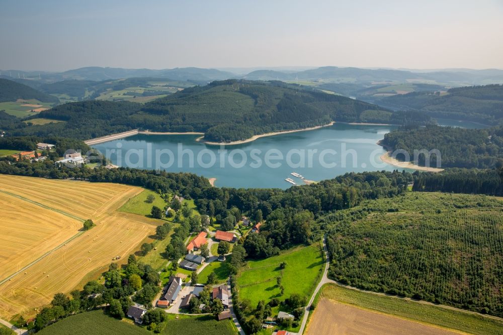 Aerial image Meschede - Impoundment and shore areas at the lake Henne in Meschede in the Sauerland in the state North Rhine-Westphalia