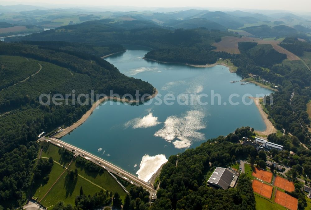 Meschede from the bird's eye view: Impoundment and shore areas at the lake Henne in Meschede in the Sauerland in the state North Rhine-Westphalia