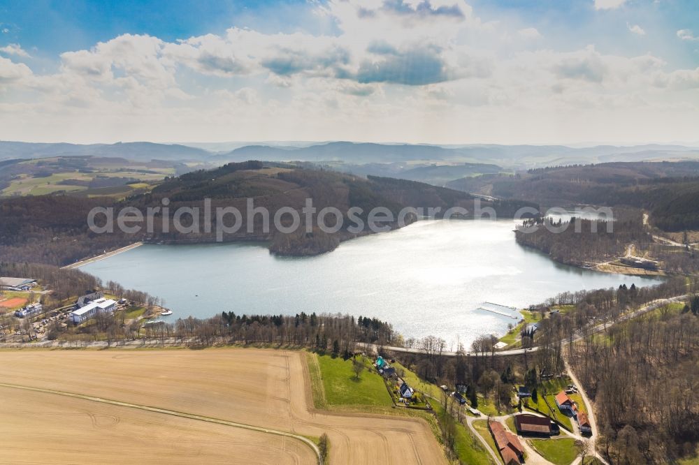 Aerial photograph Meschede - Impoundment and shore areas at the lake Hennesee in Meschede in the state North Rhine-Westphalia, Germany