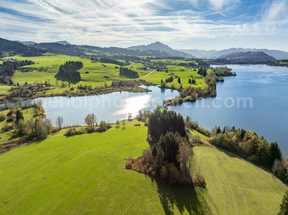 Sulzberg from the bird's eye view: Impoundment and shore areas at the lake Rottachsee - Rottachspeicher on street Am Petersbach in Sulzberg in the state Bavaria, Germany