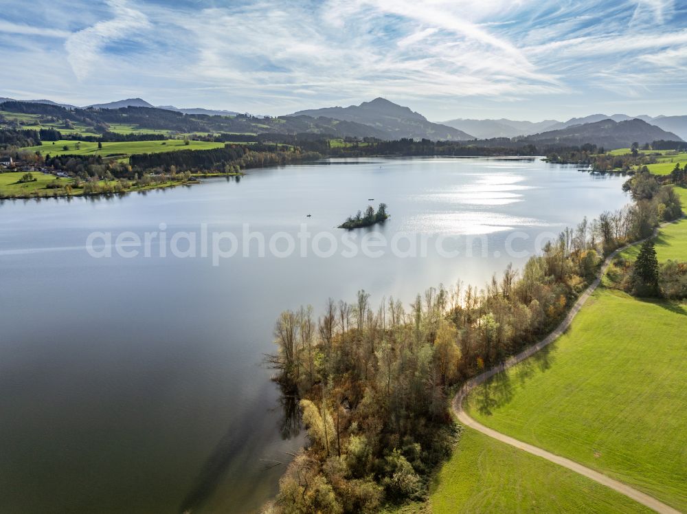 Sulzberg from the bird's eye view: Impoundment and shore areas at the lake Rottachsee - Rottachspeicher on street Am Petersbach in Sulzberg in the state Bavaria, Germany