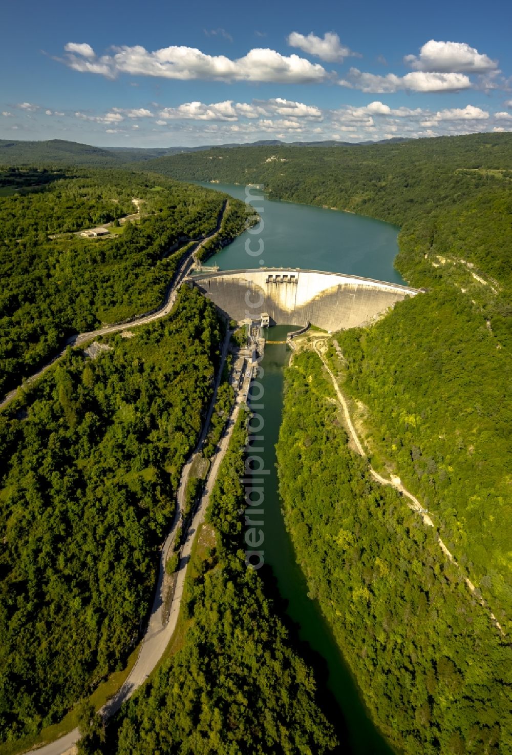 Aerial photograph Cernon - Dam at hydroelectric power station on the river Lain Le Barrage de Vouglans in Cernon in France