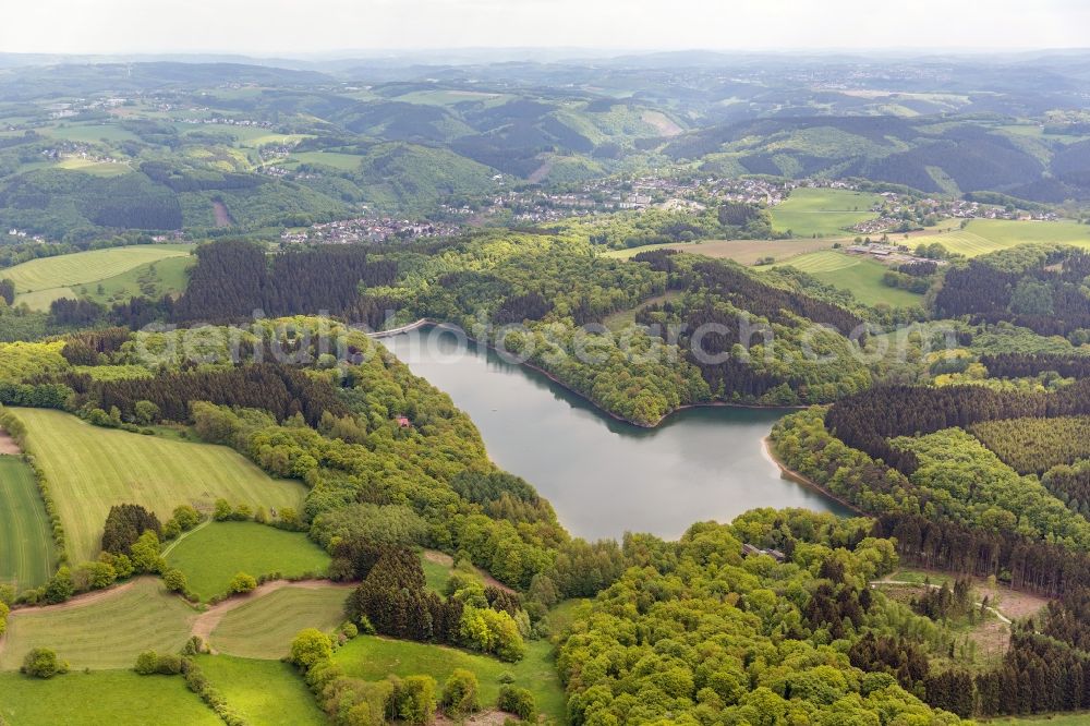 Aerial photograph Breckerfeld - View of the dam Glörtalsperre. The water surface is distributed in equal parts to the cities and towns Breckenfeld, Schalksmuehle and Halver in the state of North Rhine-Westphalia