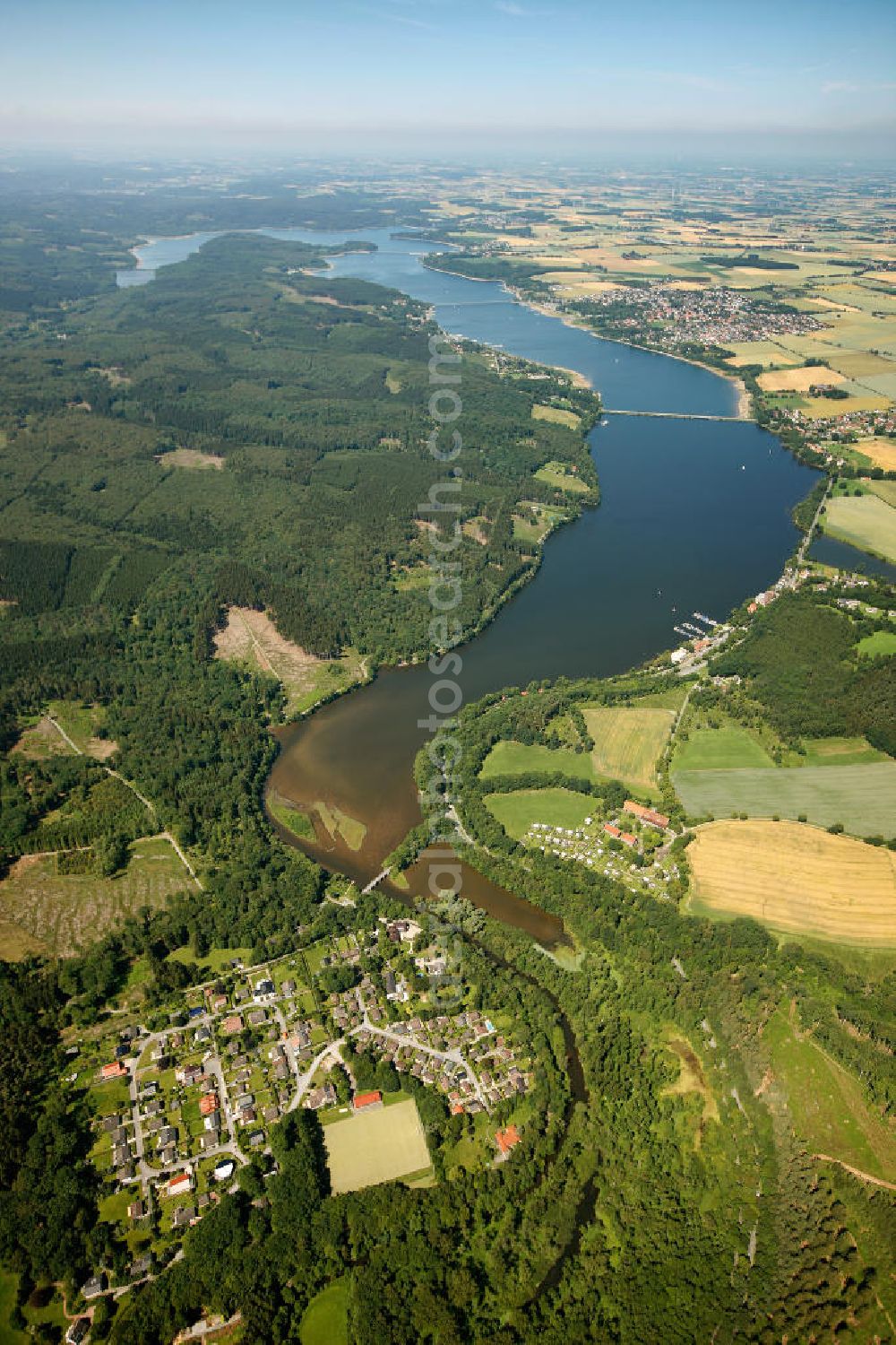 Möhnesee from above - Blick auf den Stausee Möhnesee in Nordrhein-Westfalen. Die Möhnetalsperre dient der Niedrigwasseraufhöhung, dem Hochwasserschutz und der Stromerzeugung aus Wasserkraft. Vorrangiges Ziel ist die Niedrigwasseraufhöhung der Ruhr, in die das Wasser der Talsperre über den Unterlauf Möhne und den Zusammenfluss in Neheim (Stadt Arnsberg) gelangt. Reservoir Möhnesee in North Rhine-Westphalia.