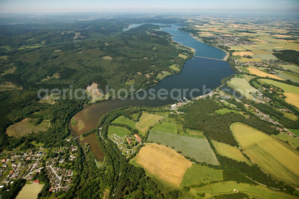 Möhnesee from the bird's eye view: Blick auf den Stausee Möhnesee in Nordrhein-Westfalen. Die Möhnetalsperre dient der Niedrigwasseraufhöhung, dem Hochwasserschutz und der Stromerzeugung aus Wasserkraft. Vorrangiges Ziel ist die Niedrigwasseraufhöhung der Ruhr, in die das Wasser der Talsperre über den Unterlauf Möhne und den Zusammenfluss in Neheim (Stadt Arnsberg) gelangt. Reservoir Möhnesee in North Rhine-Westphalia.