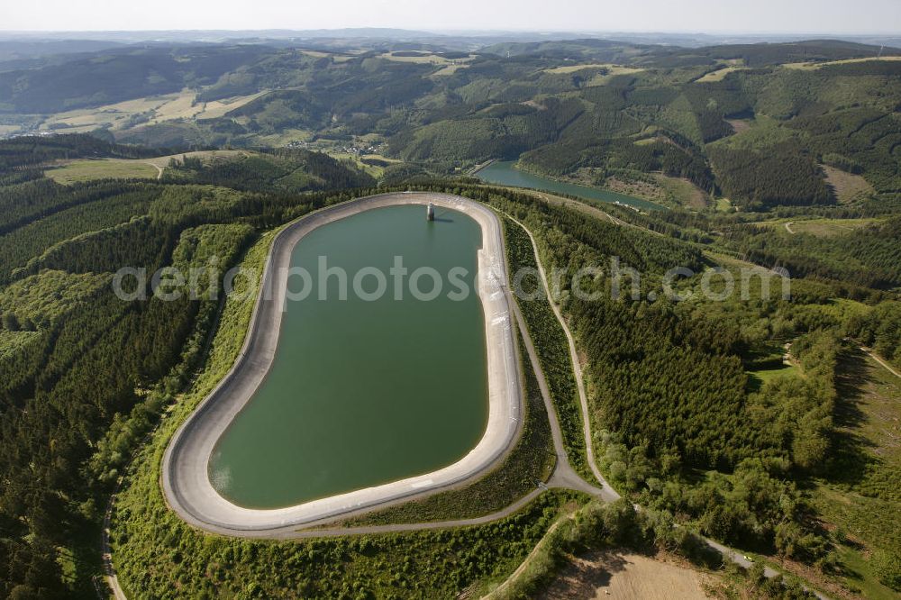 Aerial photograph Rönkhausen - Blick auf den Stausee / Speichersee / Speicherbecken Rönkhausen. The dam / reservoir / reservoirs Rönkhausen - Finnentrop. Luftbild: Hans Blossey