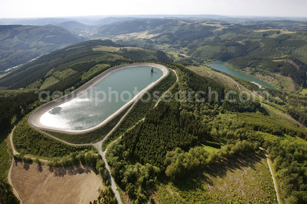 Rönkhausen from above - Blick auf den Stausee / Speichersee / Speicherbecken Rönkhausen. The dam / reservoir / reservoirs Rönkhausen - Finnentrop. Luftbild: Hans Blossey