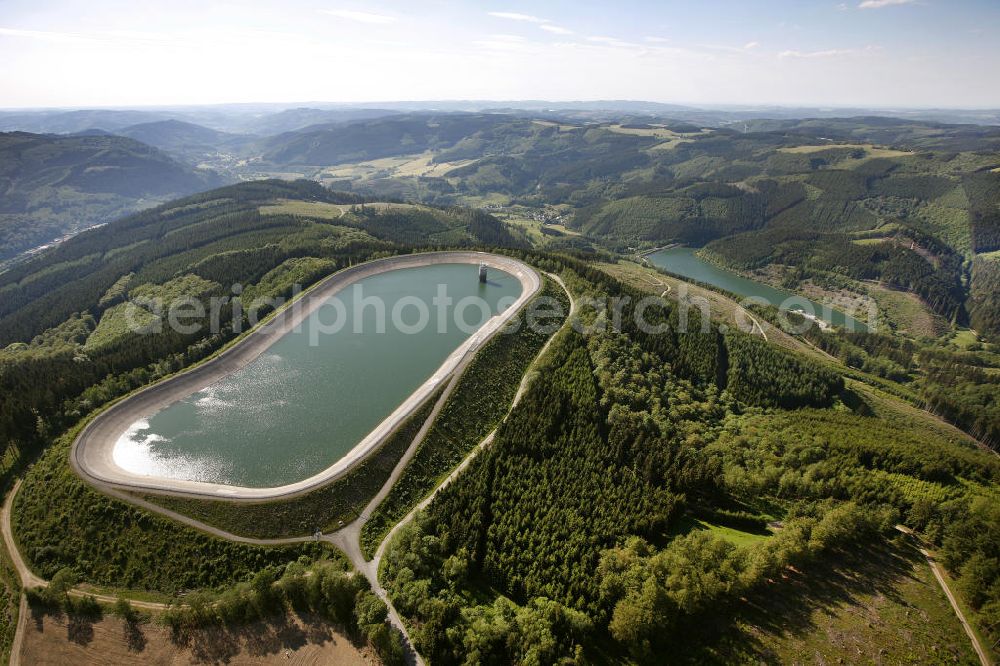 Rönkhausen from the bird's eye view: Blick auf den Stausee / Speichersee / Speicherbecken Rönkhausen. The dam / reservoir / reservoirs Rönkhausen - Finnentrop. Luftbild: Hans Blossey