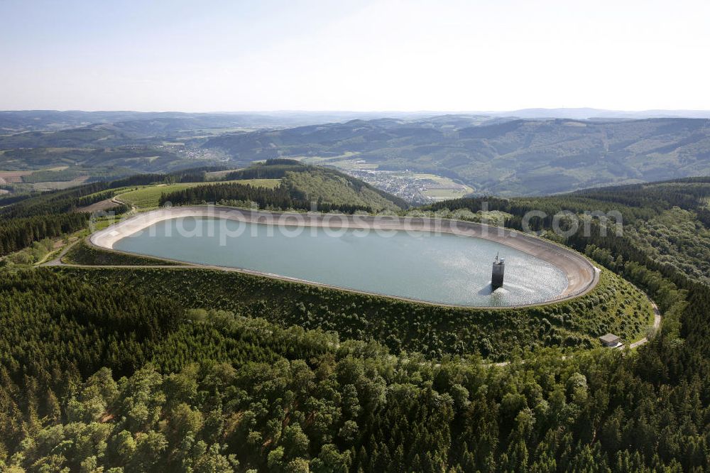 Aerial photograph Rönkhausen - Blick auf den Stausee / Speichersee / Speicherbecken Rönkhausen. The dam / reservoir / reservoirs Rönkhausen - Finnentrop. Luftbild: Hans Blossey