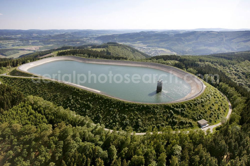 Rönkhausen from above - Blick auf den Stausee / Speichersee / Speicherbecken Rönkhausen. The dam / reservoir / reservoirs Rönkhausen - Finnentrop. Luftbild: Hans Blossey