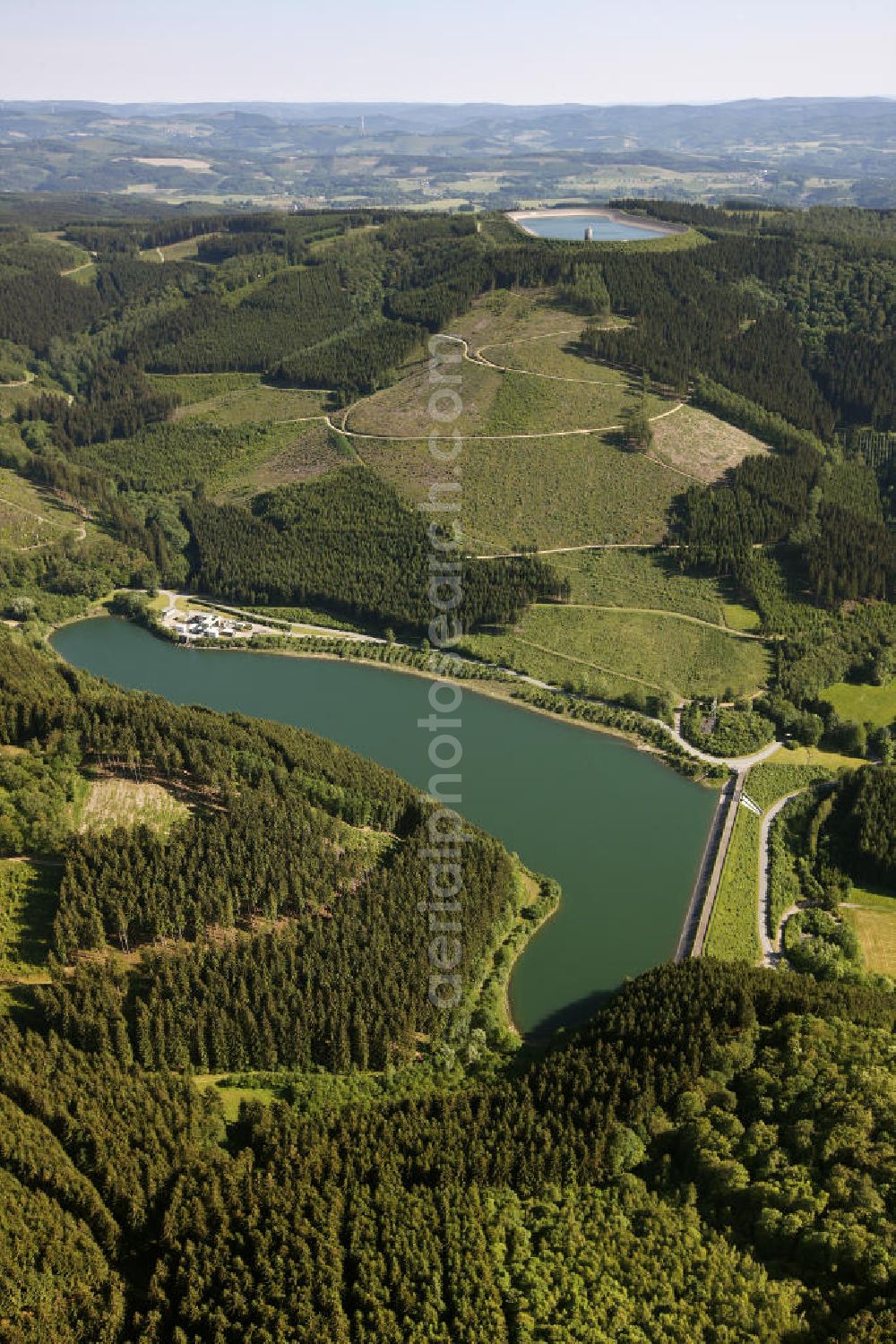 Rönkhausen from above - Blick auf das Unterbecken des Stausee / Speichersee / Speicherbecken Rönkhausen. The dam / reservoir / reservoirs Rönkhausen - Finnentrop. Luftbild: Hans Blossey