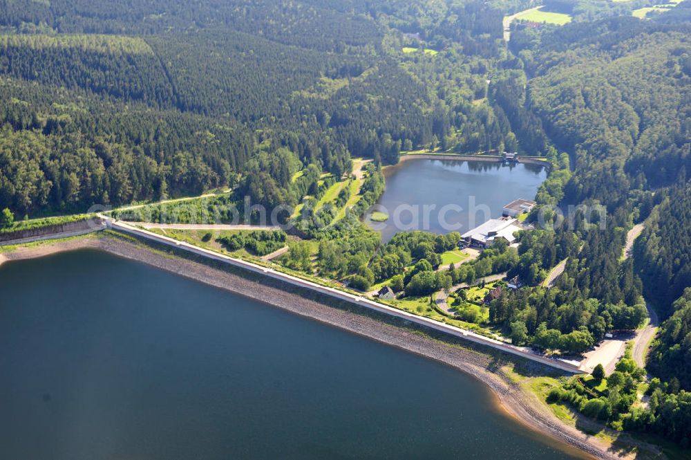 Aerial photograph Osterrode - View of the reservoir and dam in the Sösetalsperre, a dam at Osterode in Lower Saxony. It was the first dam of Harzwasserwerke built from 1928 to 1931 at the Söse and serves the drinking water supply, flood protection, the low water and electricity. Operator of the system are the Harzwasserwerke