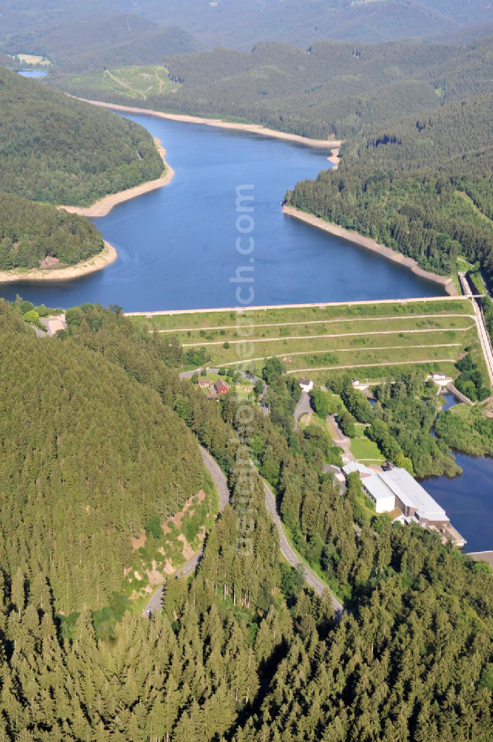 Aerial photograph Osterrode - View of the reservoir and dam in the Sösetalsperre, a dam at Osterode in Lower Saxony. It was the first dam of Harzwasserwerke built from 1928 to 1931 at the Söse and serves the drinking water supply, flood protection, the low water and electricity. Operator of the system are the Harzwasserwerke