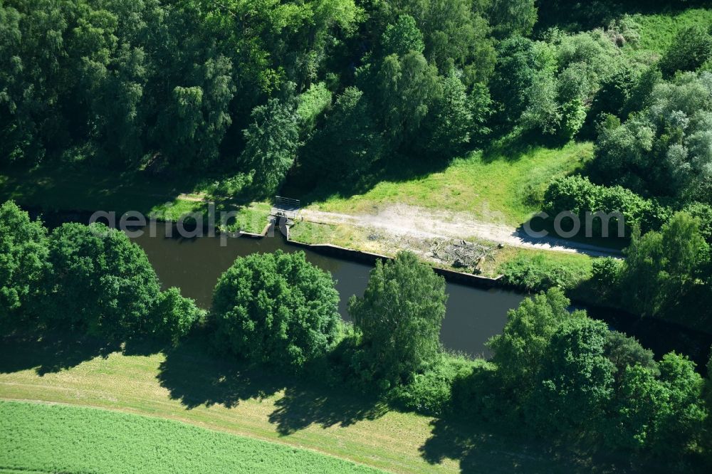 Aerial image Gischow - Weir on the banks of the flux flow Mueritz-Elde Wasserstrasse in Gischow in the state Mecklenburg - Western Pomerania, Germany