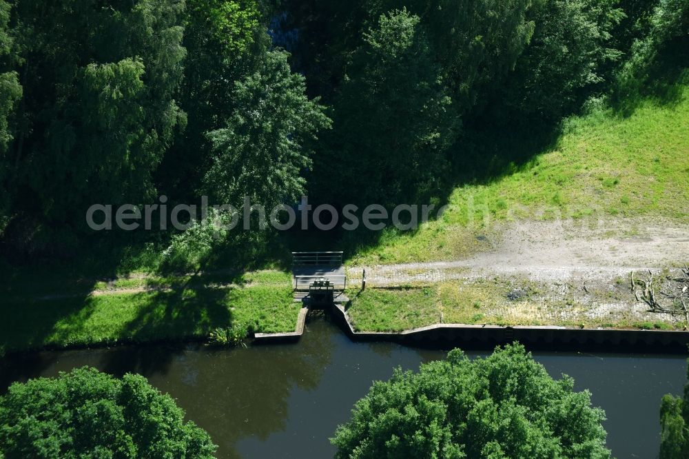 Aerial photograph Gischow - Weir on the banks of the flux flow Mueritz-Elde Wasserstrasse in Gischow in the state Mecklenburg - Western Pomerania, Germany