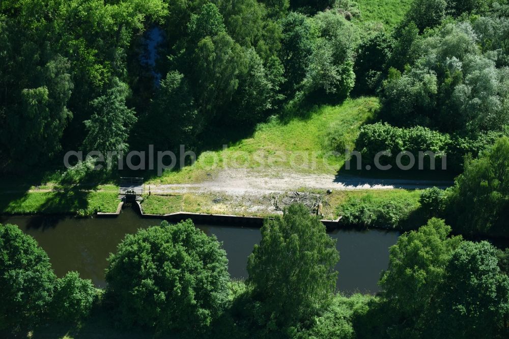 Gischow from above - Weir on the banks of the flux flow Mueritz-Elde Wasserstrasse in Gischow in the state Mecklenburg - Western Pomerania, Germany