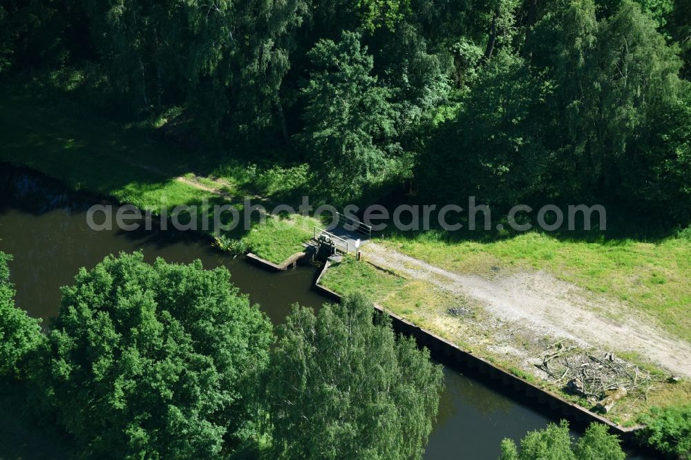 Gischow from the bird's eye view: Weir on the banks of the flux flow Mueritz-Elde Wasserstrasse in Gischow in the state Mecklenburg - Western Pomerania, Germany