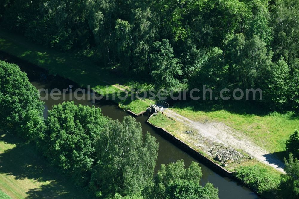 Aerial image Gischow - Weir on the banks of the flux flow Mueritz-Elde Wasserstrasse in Gischow in the state Mecklenburg - Western Pomerania, Germany