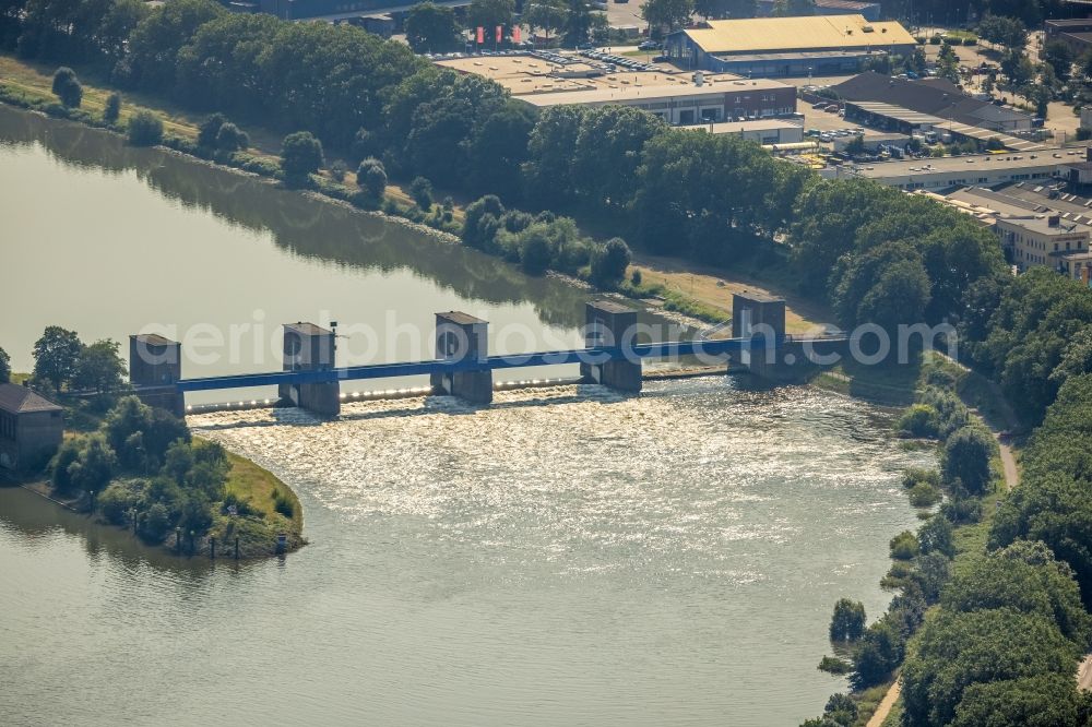 Duisburg from the bird's eye view: Weir on the banks of the flux flow Ruhr in Duisburg at Ruhrgebiet in the state North Rhine-Westphalia, Germany