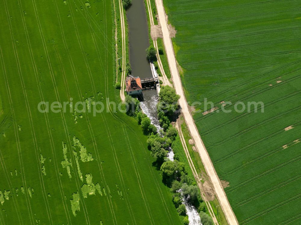 Schwendi from the bird's eye view: Weir on the banks of the flux flow of Rot in Schwendi in the state Baden-Wuerttemberg, Germany