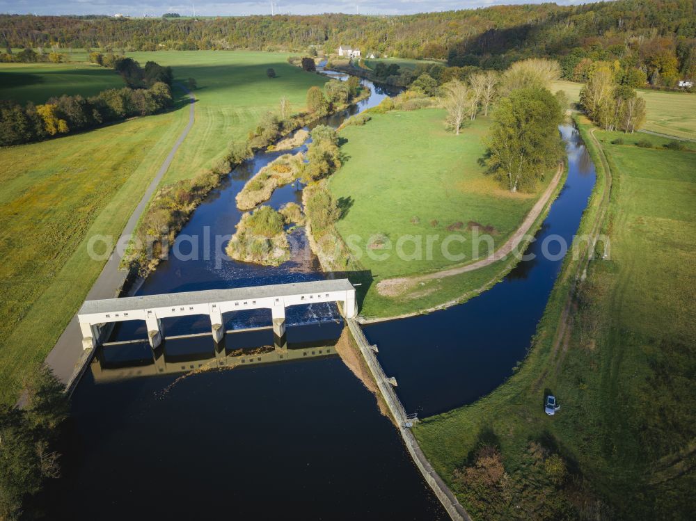 Aerial photograph Großweitzschen - Weir on the banks of the flux flow of Freiberger Mulde on street Scheergrundweg in Grossweitzschen in the state Saxony, Germany