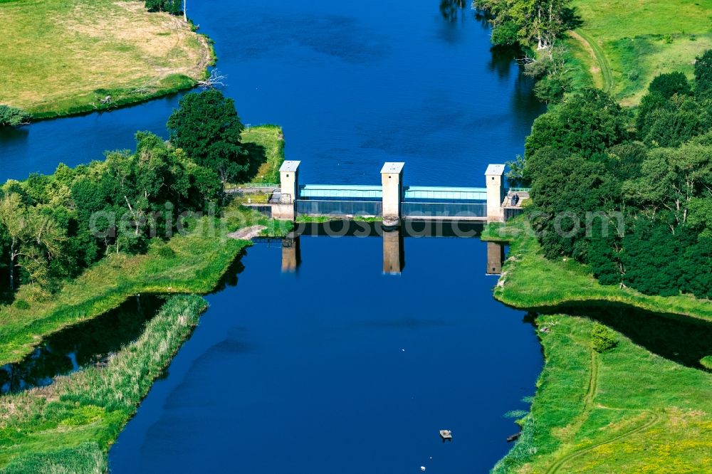 Aerial photograph Quitzöbel - Weir on the banks of the flux flow Gnevsdorfer Vorfluter in Quitzoebel in the state Saxony-Anhalt, Germany