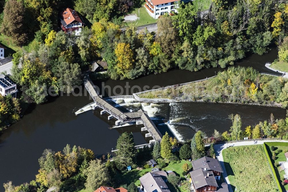 Wolfratshausen from the bird's eye view: Weir on the banks of the flux flow Loisach in Wolfratshausen in the state Bavaria, Germany