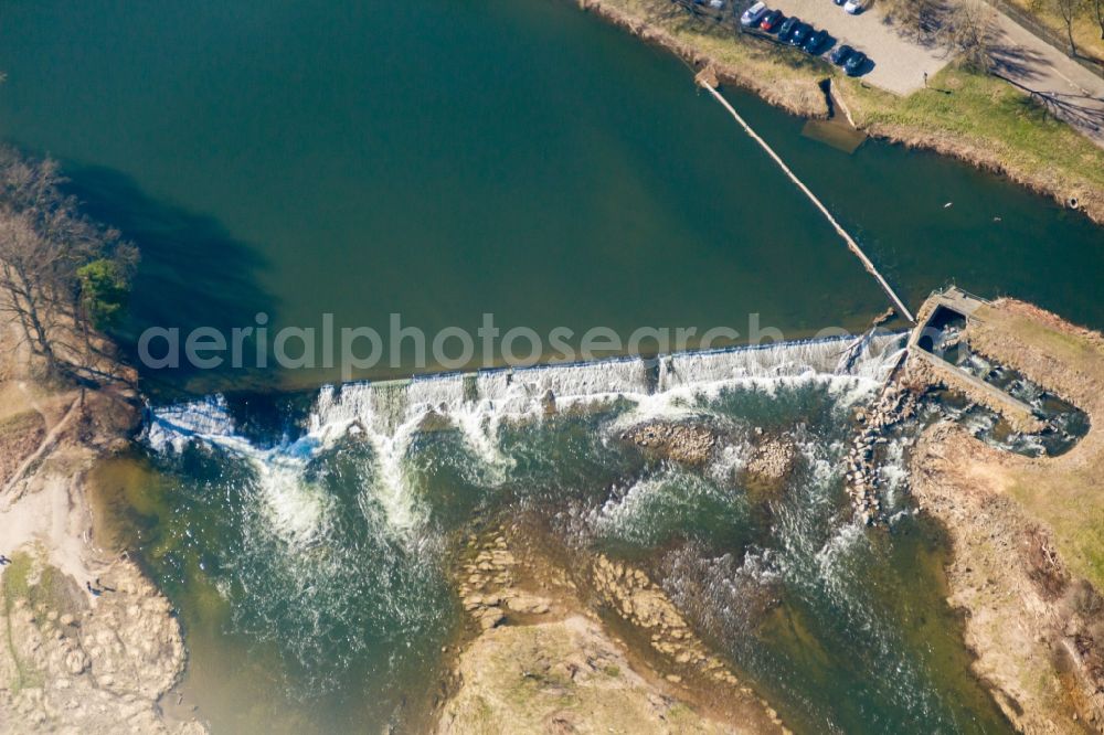 Aerial photograph Grimma - Weir on the banks of the flux flow Mulde ( Grossmuehlenwehr ) in Grimma in the state Saxony, Germany