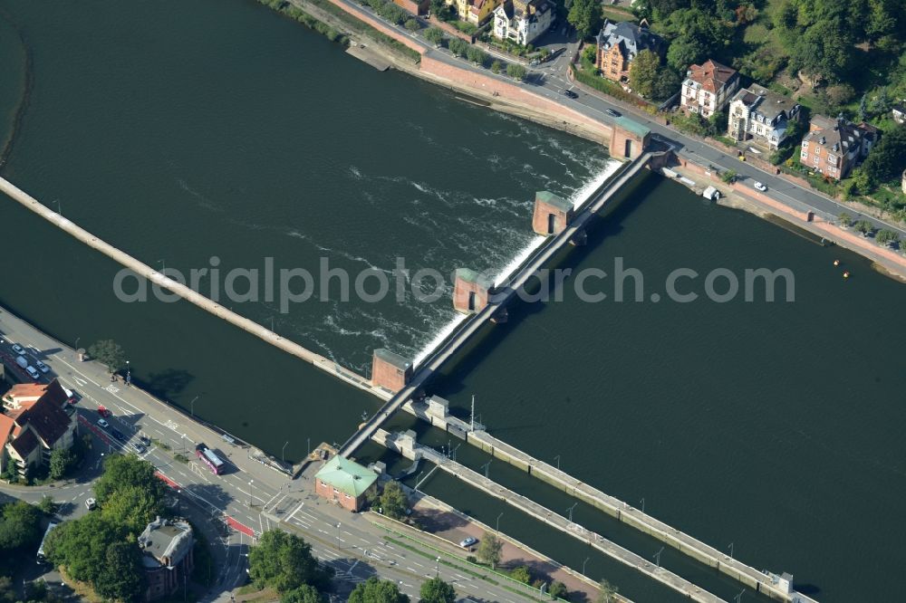 Heidelberg from the bird's eye view: Weir on the banks of the flux flow Neckar in Heidelberg in the state Baden-Wuerttemberg