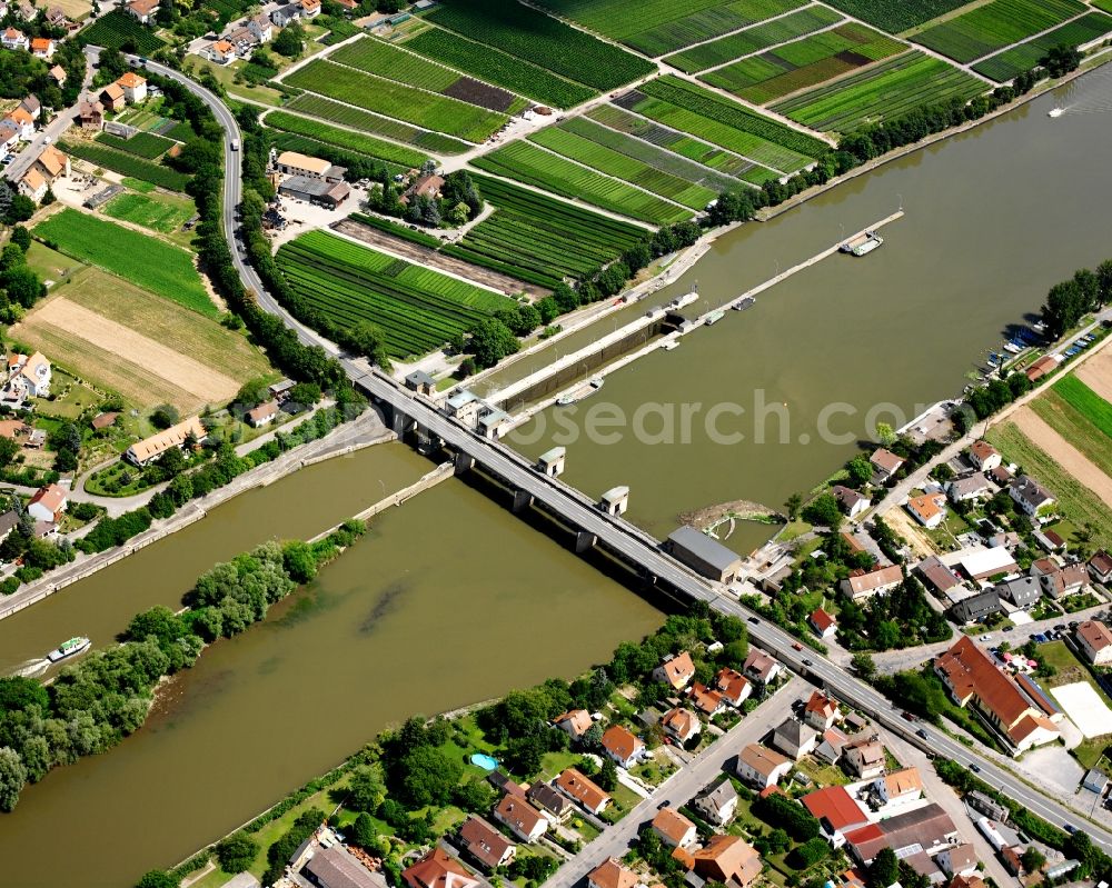 Lauffen am Neckar from the bird's eye view: Weir on the banks of the flux flow Neckar in Lauffen am Neckar in the state Baden-Wuerttemberg, Germany