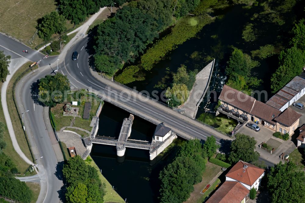 Braunschweig from the bird's eye view: Weir on the banks of the flux flow Oker in Brunswick in the state Lower Saxony, Germany