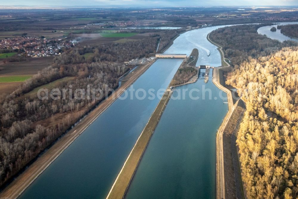 Rhinau from the bird's eye view: Weir on the banks of the flux flow Rhine in Rhinau in Grand Est, France